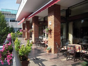 Outdoor dining - Hotel Alcazar (Irun)