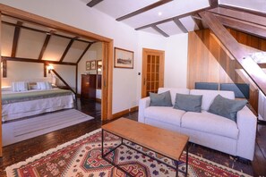 Premium bedding, individually decorated, free cribs/infant beds - Hotel Alcazar (Irun)
