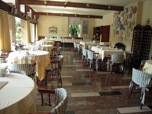 Daily continental breakfast for a fee - Hotel Alcazar (Irun)