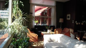Coin salon dans le hall