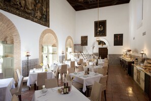 Petit déjeuner buffet (19 EUR par personne)