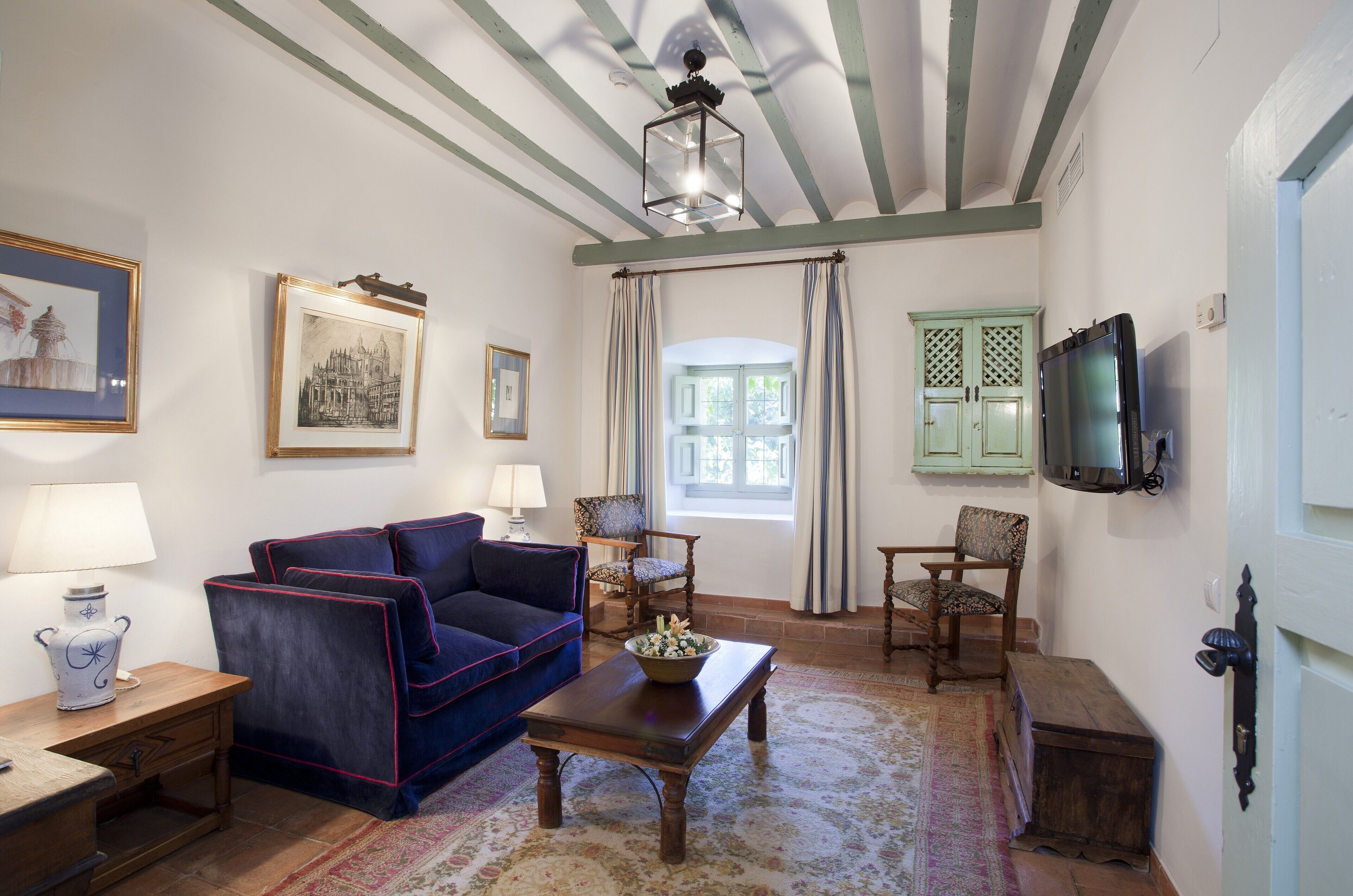 junior suite, 1 queen bed | living area | tv