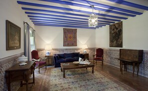 Suite – junior, 1 queensize-seng | Oppholdsområde | TV