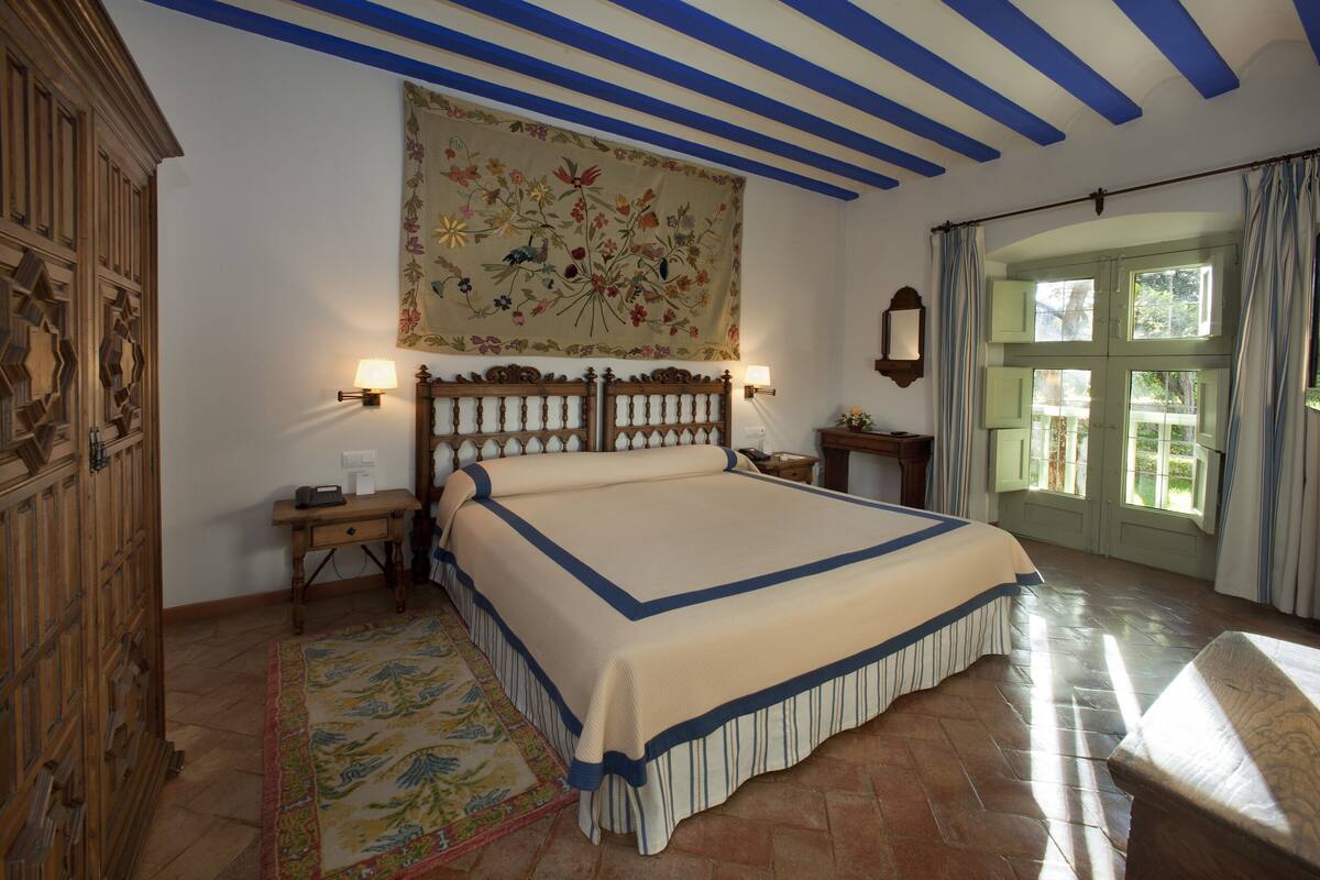 junior suite, 1 queen bed | minibar, in-room safe, desk, soundproofing