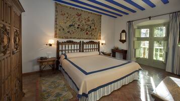 Junior suite, 1 queensize bed | Een minibar, een kluis op de kamer, een bureau, geluiddichte muren