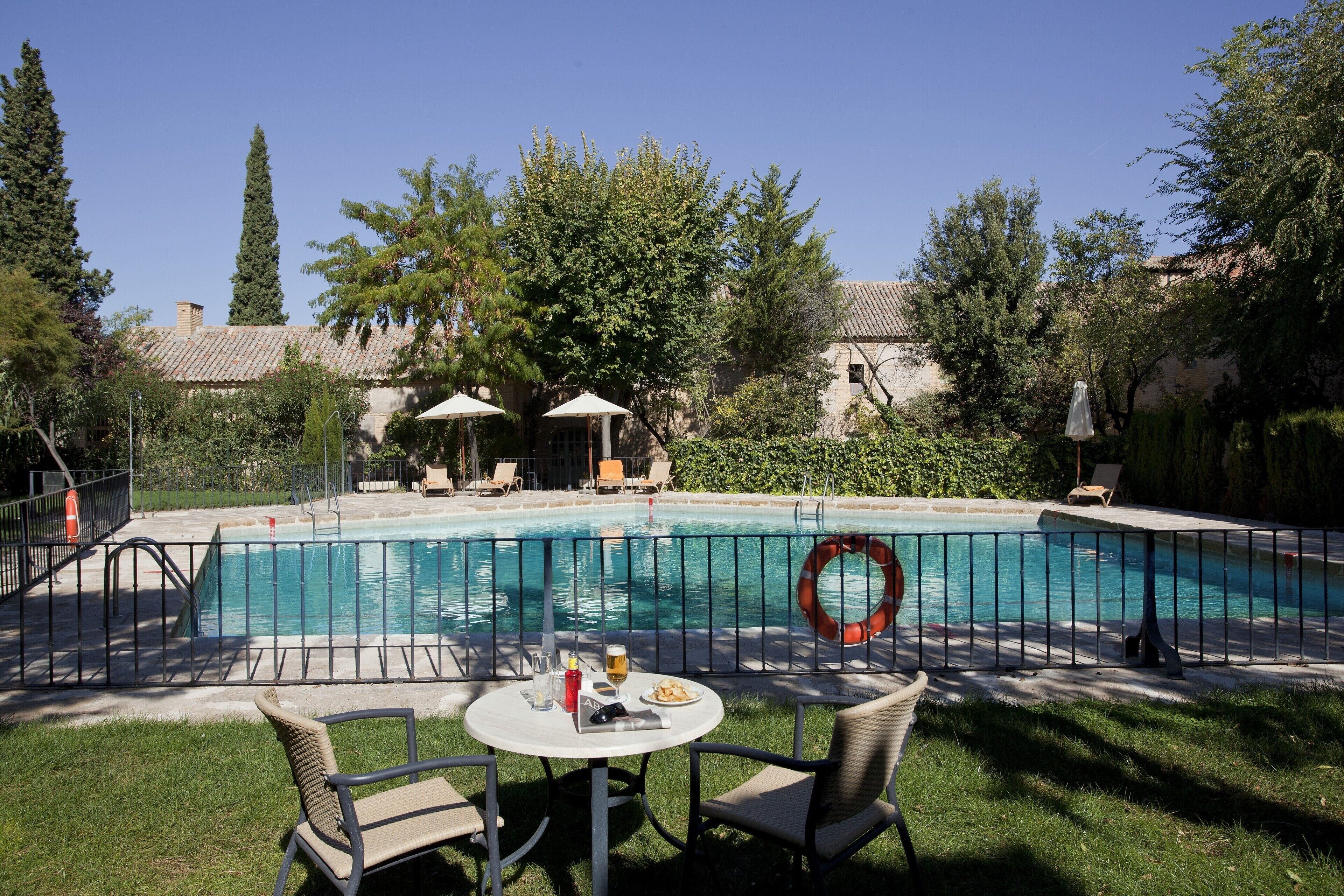 Piscine extérieure, chaises longues