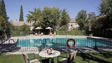 Outdoor pool, sun loungers