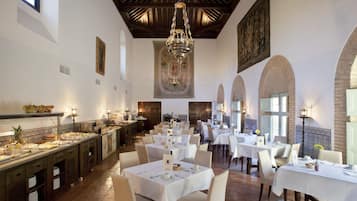 Tägliches Frühstücksbuffet gegen Gebühr