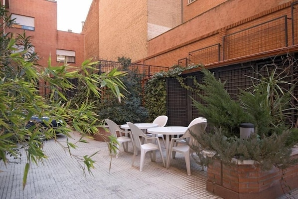 Outdoor dining - Espahotel Plaza Basílica (Madrid)