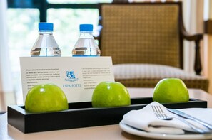 Mini-fridge, microwave, stovetop, cookware/dishes/utensils - Espahotel Plaza Basílica (Madrid)