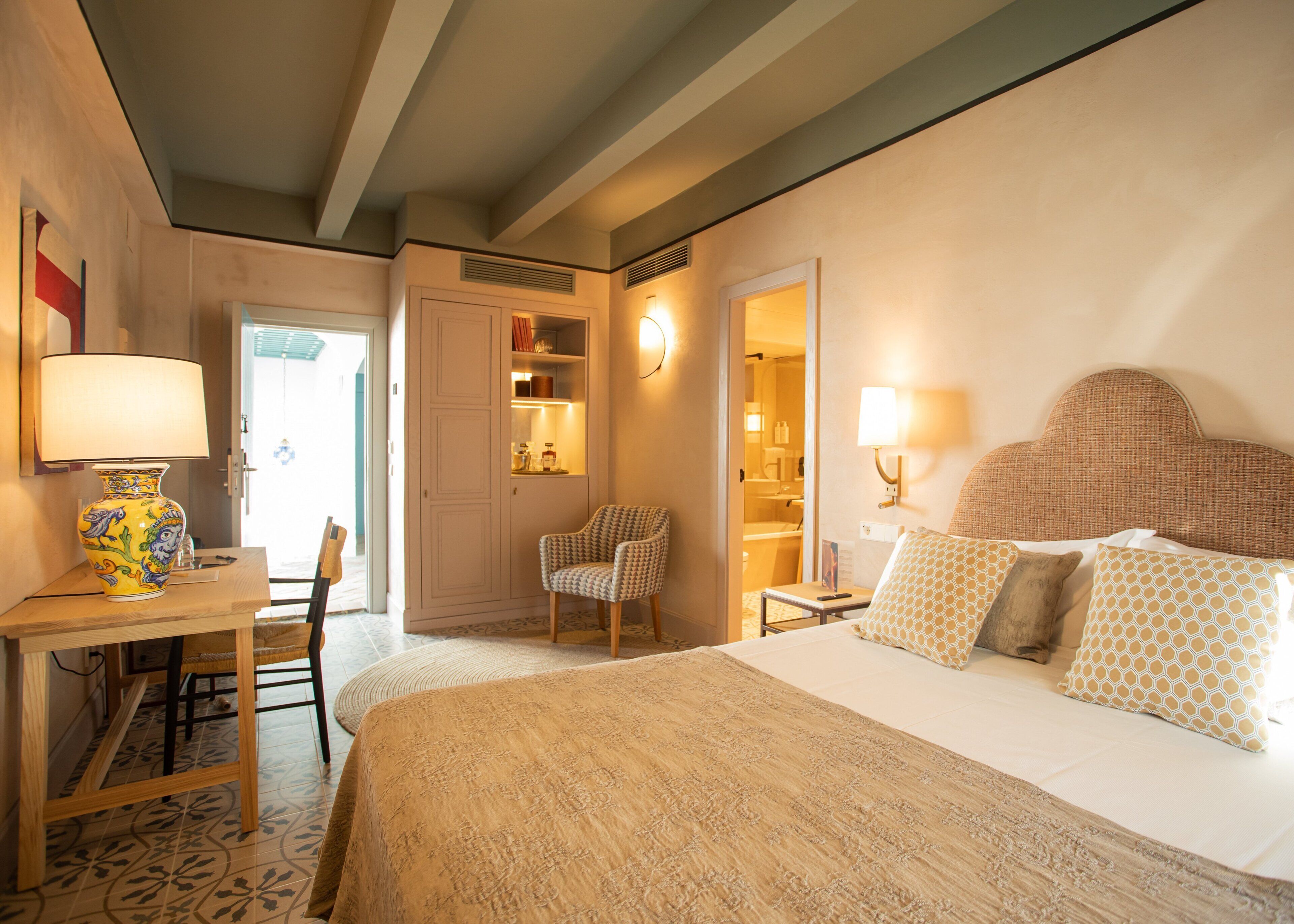 1 bedroom, egyptian cotton sheets, premium bedding, down duvets