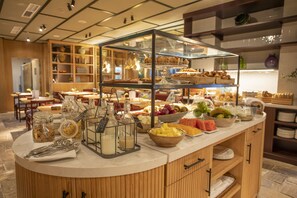 Café da manhã com buffet todos os dias mediante uma taxa