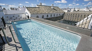 Piscine extérieure, parasols de plage, chaises longues