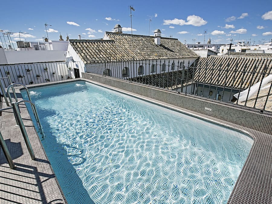 Piscina externa, funciona das 10h às 20h, guarda-sóis, espreguiçadeiras