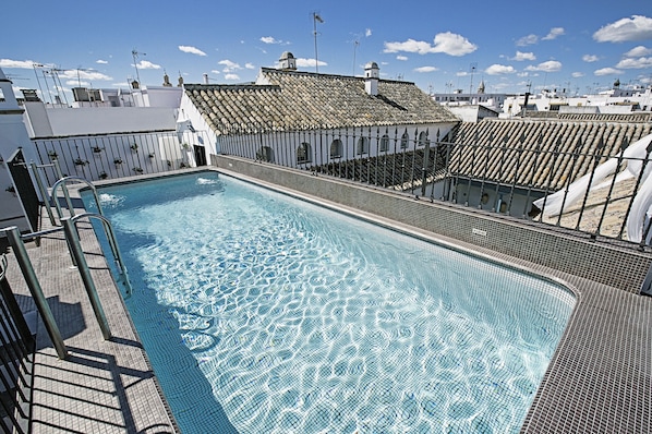 Piscine extérieure, parasols de plage, chaises longues