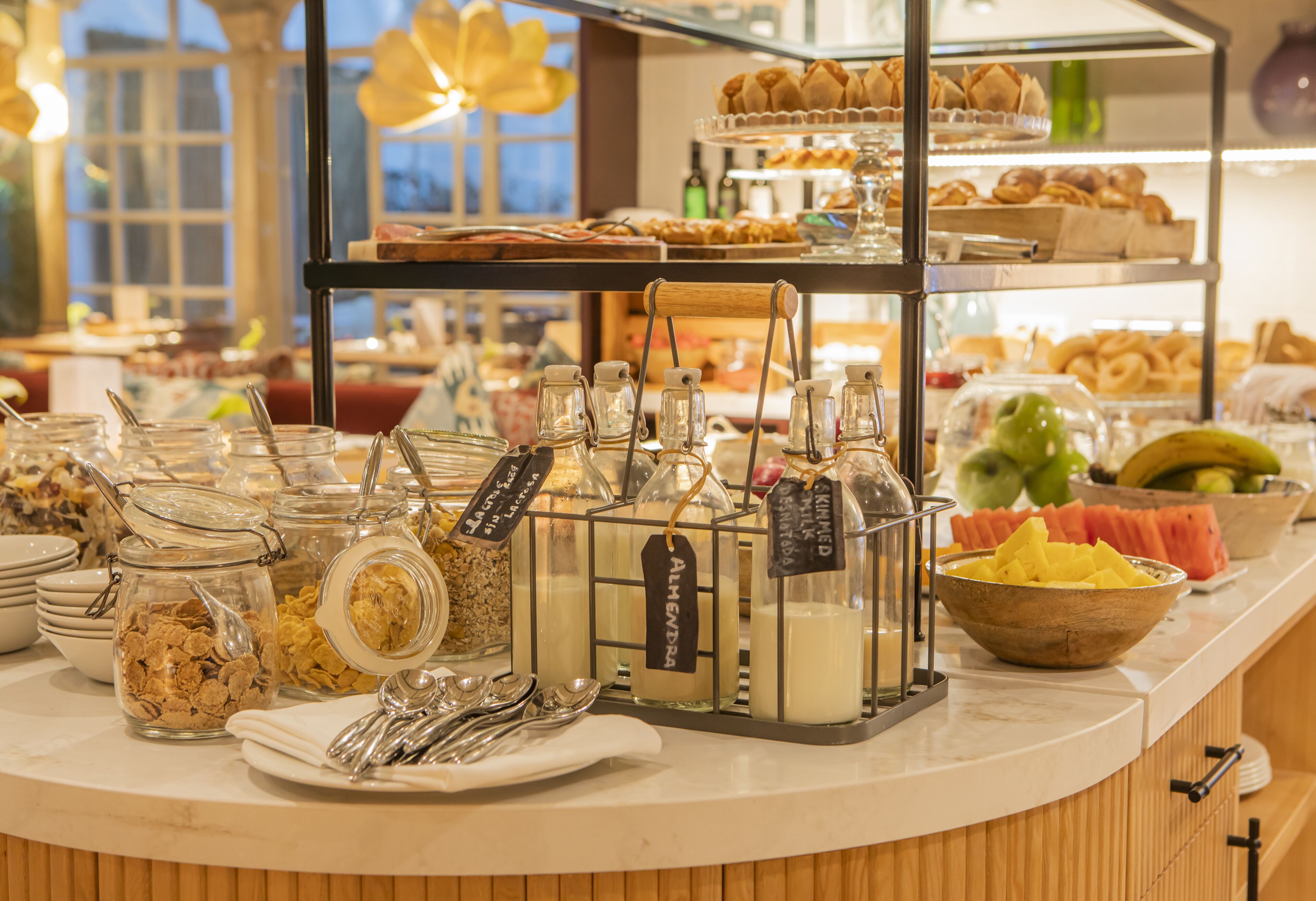 Ein reichhaltiges Frühstücksbuffet mit verschiedenen Speisen und Getränken.