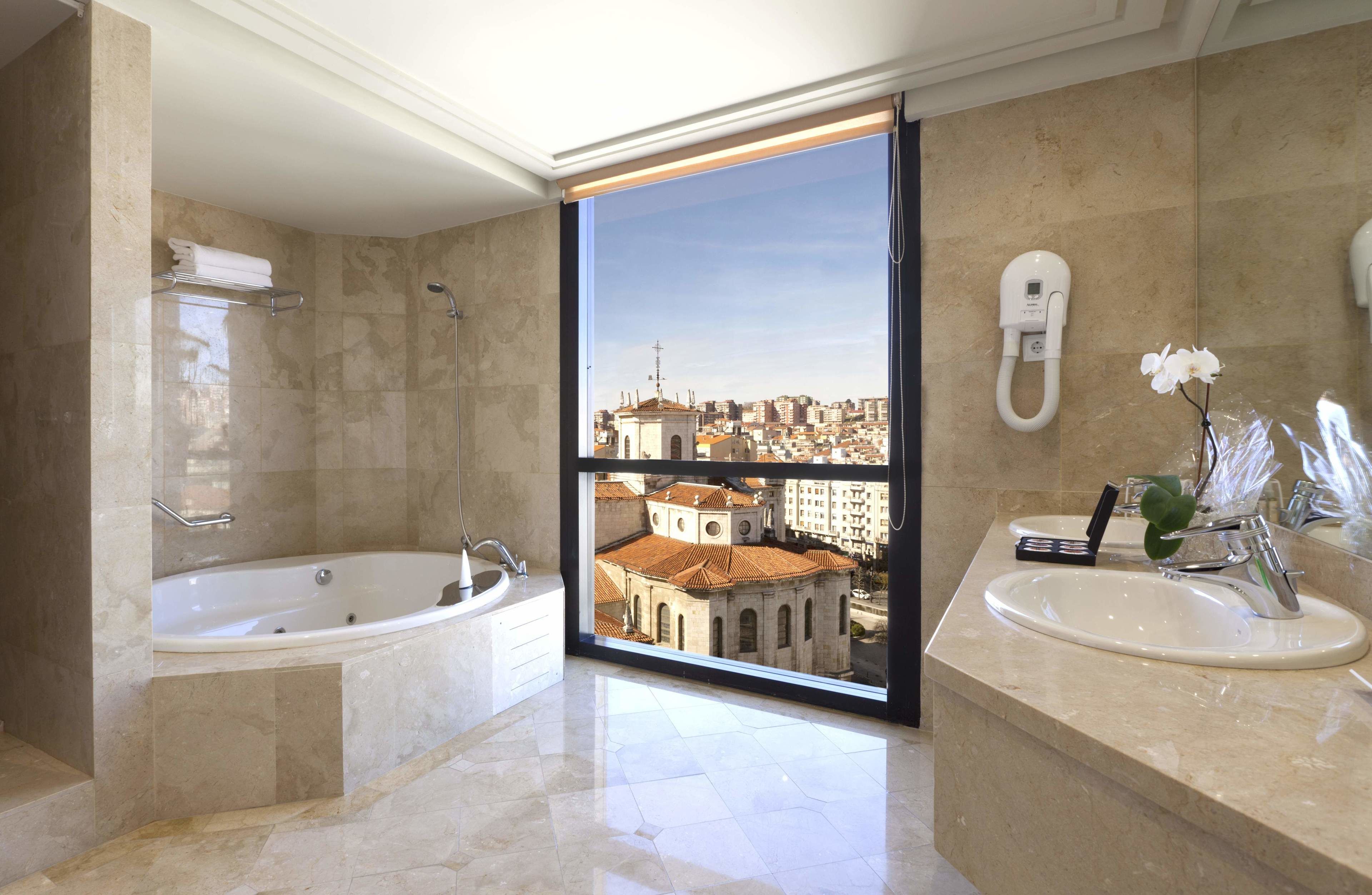 junior suite, sea view | bathroom | combined shower/bathtub, deep-soaking bathtub, hair dryer, bidet