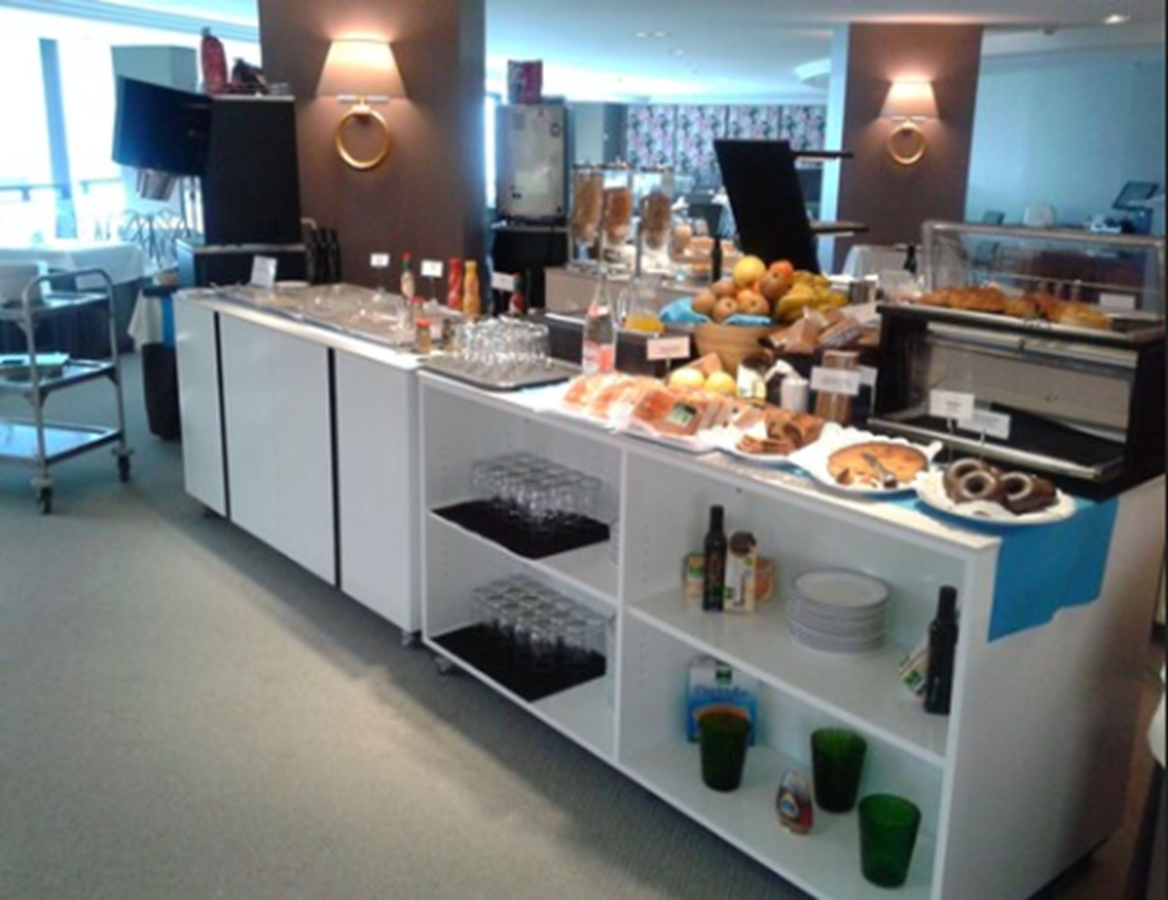 daily buffet breakfast for a fee