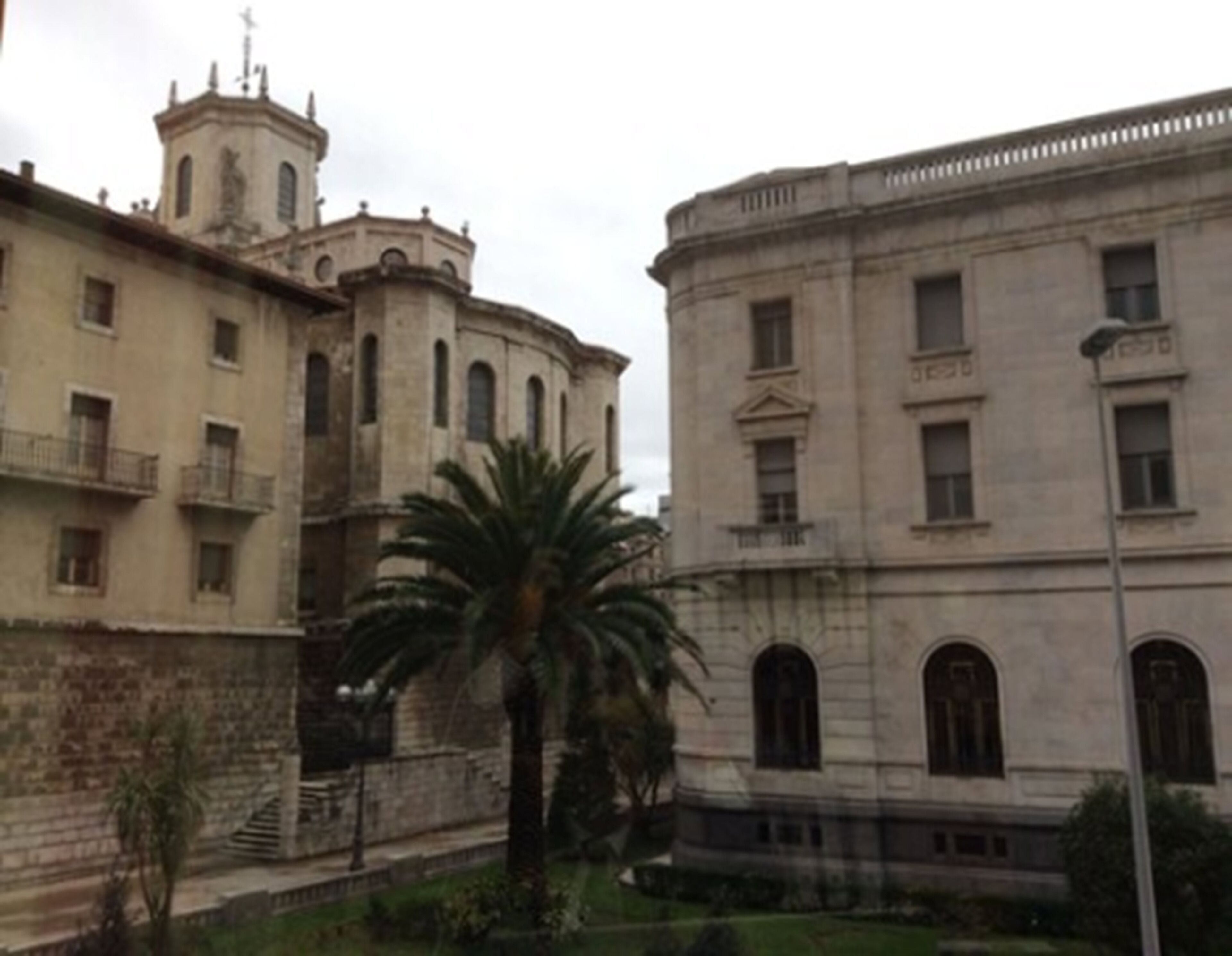 Un bâtiment historique doté d’un clocher et de fenêtres en arc de cercle.