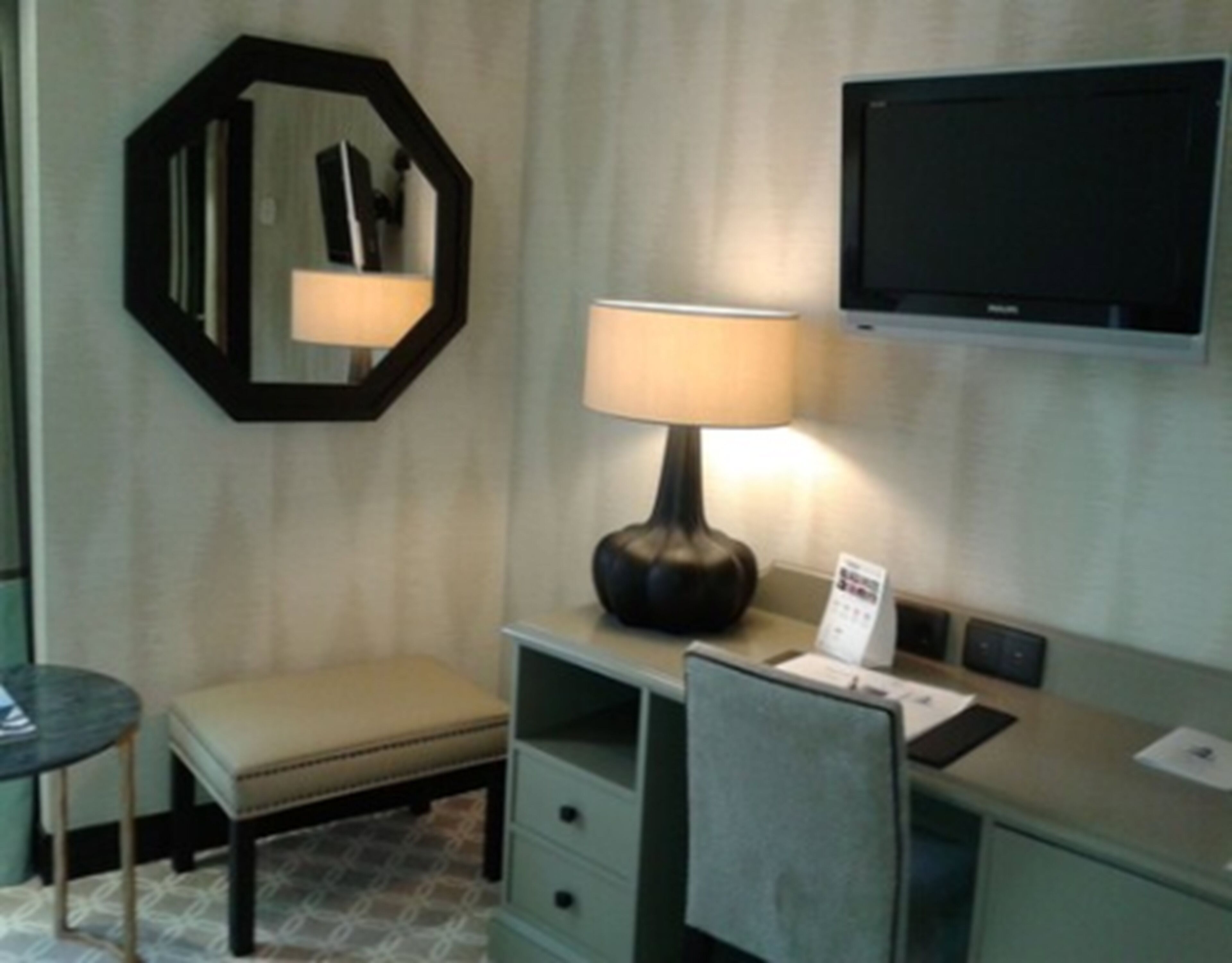 single room | 1 bedroom, minibar, in-room safe, desk