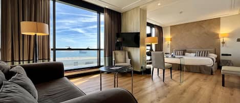 Minibar, caja de seguridad en la habitación y escritorio