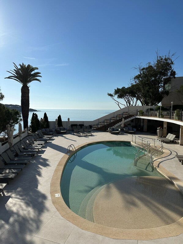 Outdoor pool, pool umbrellas, sun loungers