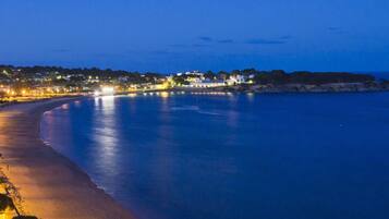 Ubicación cercana a la playa y arena blanca