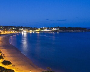 Nær stranden og hvit sand