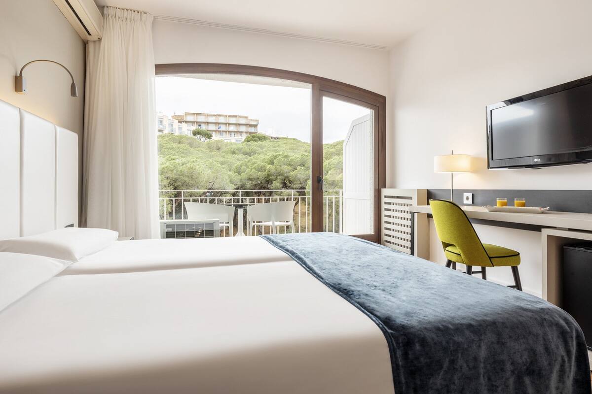 double room | 1 bedroom, minibar, in-room safe, desk