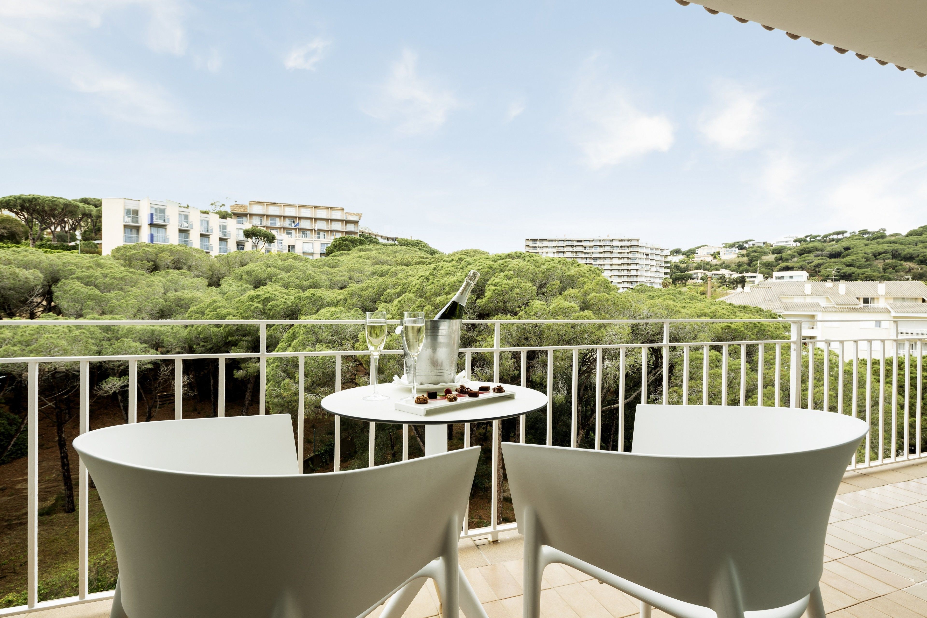 junior suite | 1 bedroom, minibar, in-room safe, desk