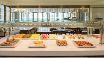 Se ofrece un desayuno a la carta (16 EUR por persona)