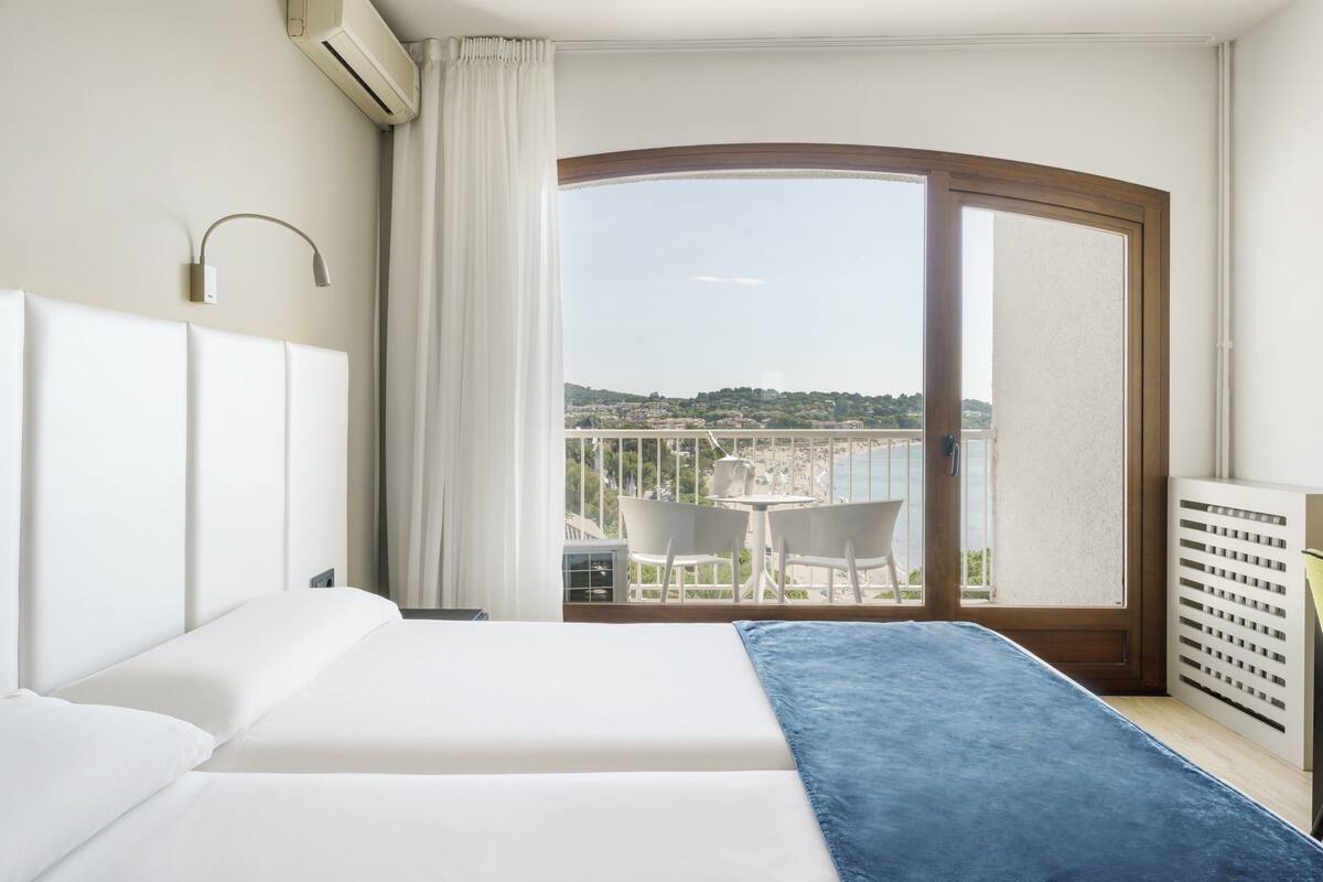 superior room, sea view, tower | 1 bedroom, minibar, in-room safe, desk