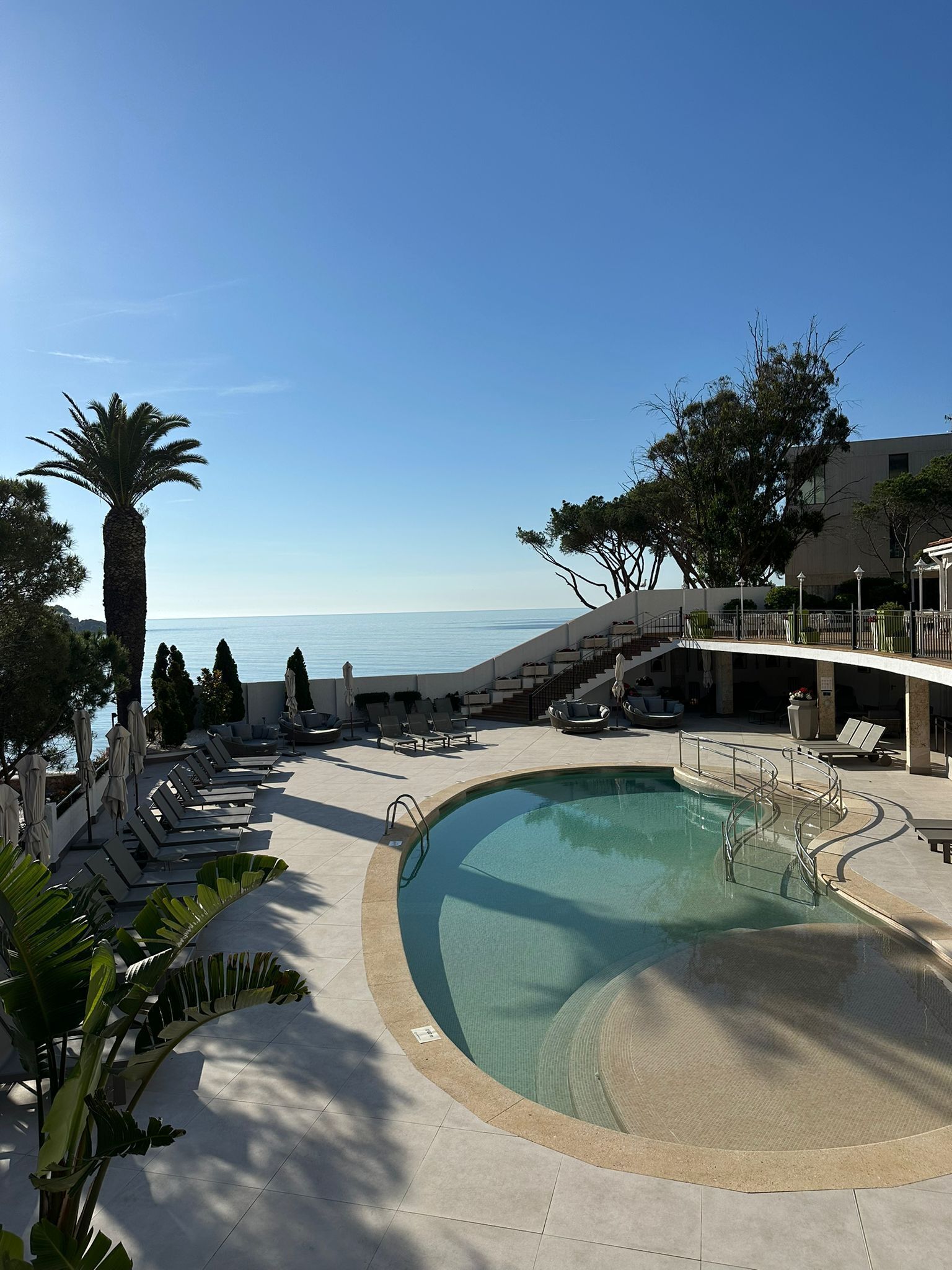 حمّام سباحة خارجي، مظلات على حمّام السباحة، مقاعد للتشمس