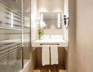 Junior-Suite | Badezimmer | Umweltfreundliche Kosmetikartikel, Haartrockner, Bidet, Handtücher