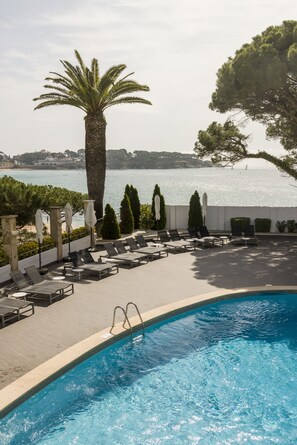 Outdoor pool, pool umbrellas, sun loungers