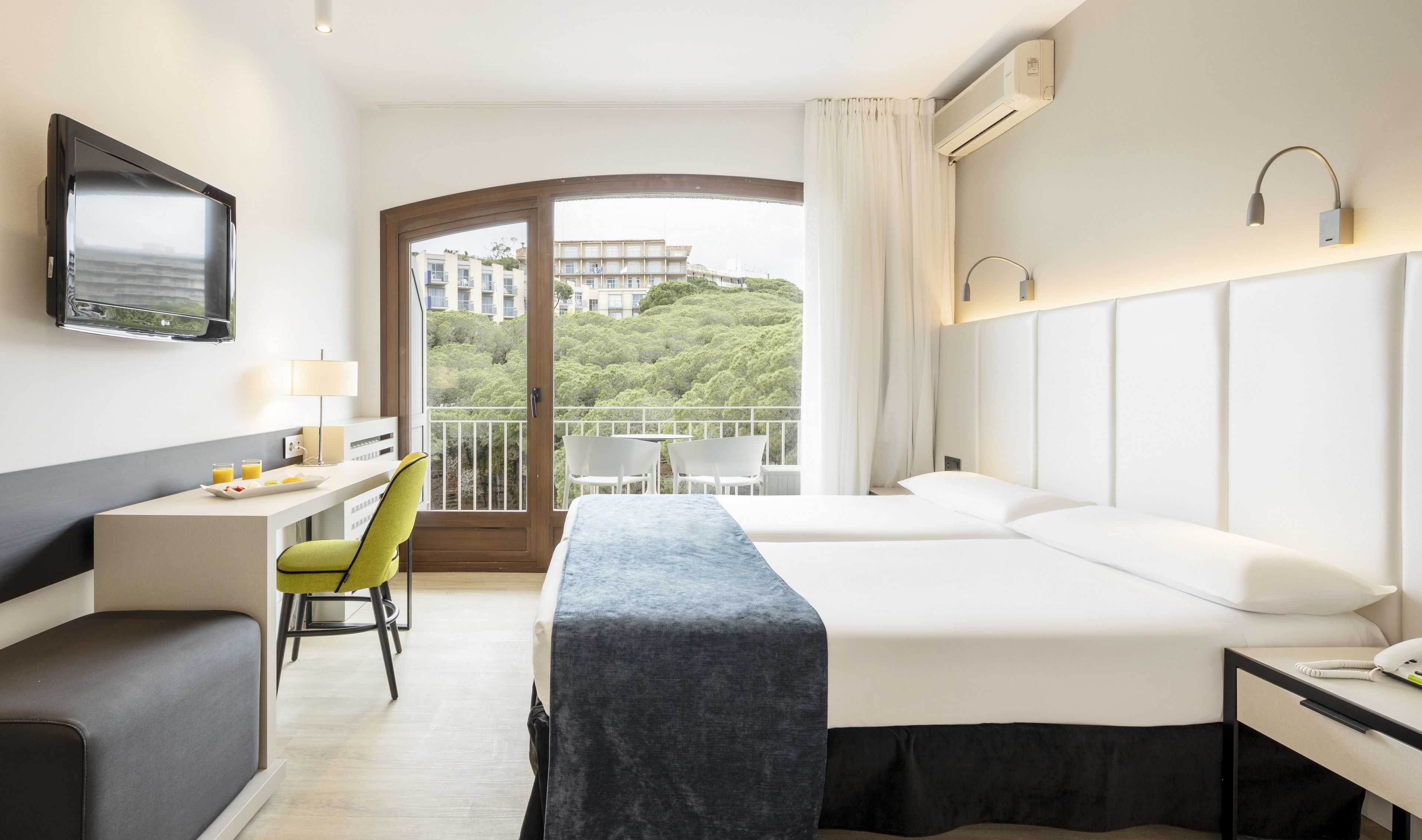 junior suite | 1 bedroom, minibar, in-room safe, desk