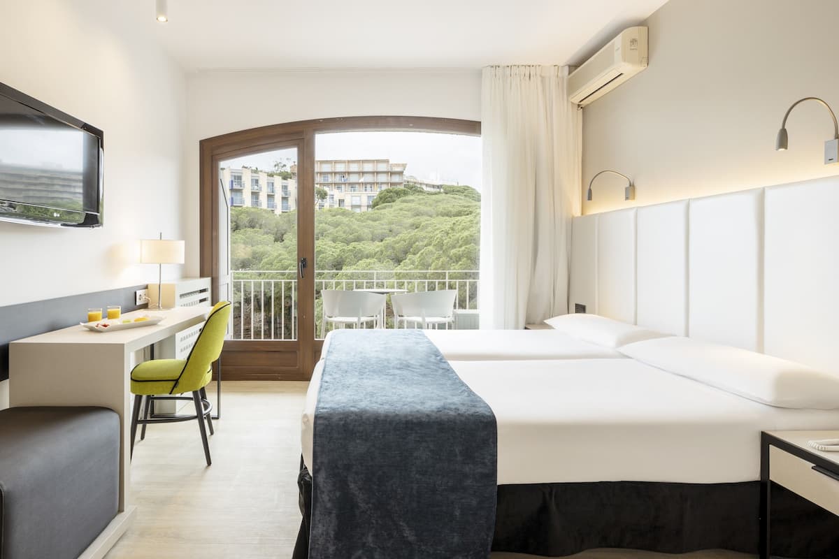 junior suite | 1 bedroom, minibar, in-room safe, desk