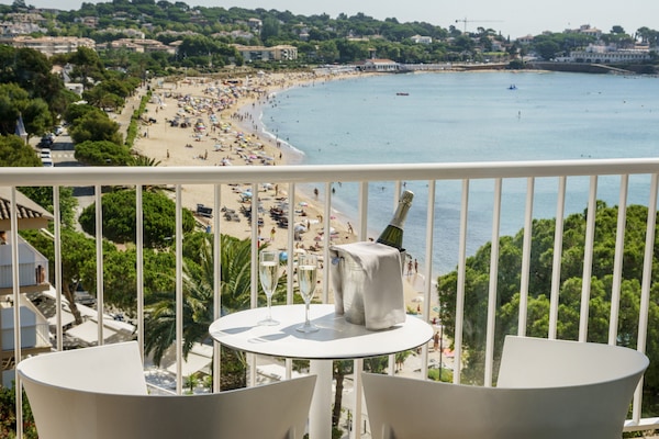 Minibar, caja de seguridad en la habitación y escritorio