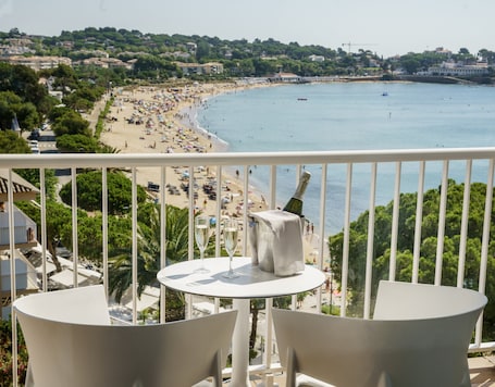 Habitación superior, vistas al mar, en una planta alta | Minibar, caja fuerte, escritorio y espacio para trabajar con un portátil. Hotel ILUNION Caleta Park