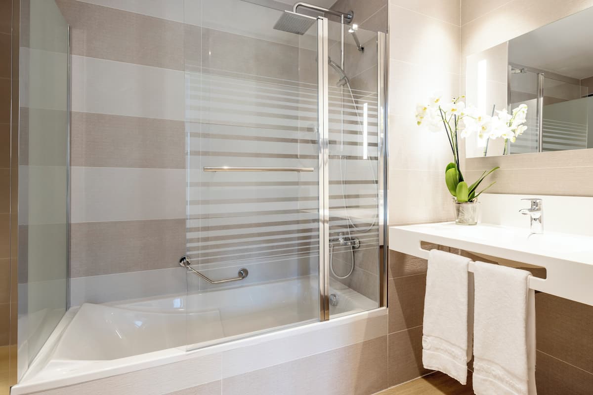 junior suite | bathroom | eco-friendly toiletries, hair dryer, bidet, towels