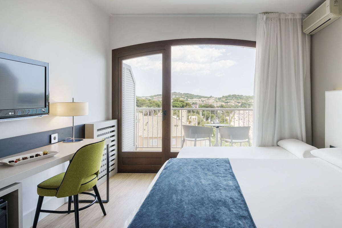 Minibar, coffres-forts dans les chambres, bureau