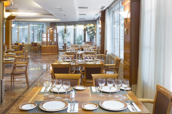 Breakfast, lunch, dinner served; Mediterranean cuisine 