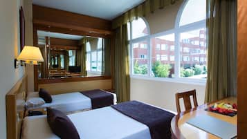 Twin kamer | Een minibar, een kluis op de kamer, een bureau, geluiddichte muren