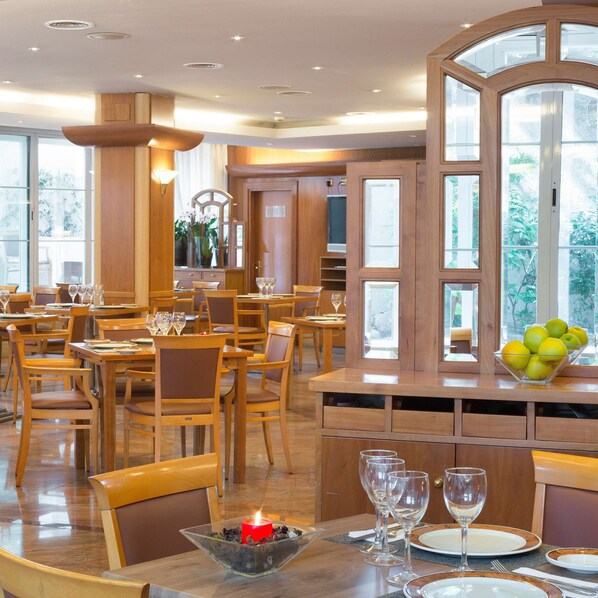 Breakfast, lunch, dinner served; Mediterranean cuisine 