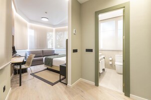 迷你吧、客房内保险箱、办公桌、隔音