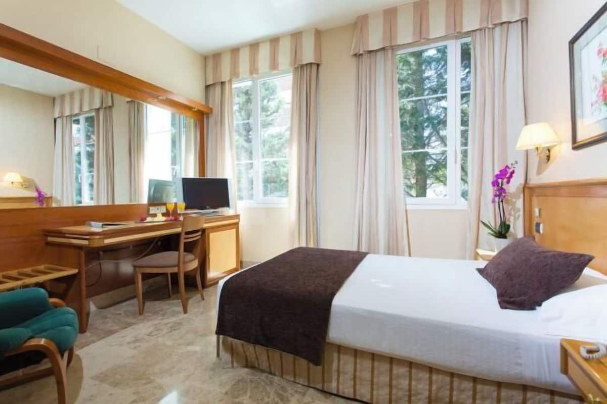 Minibar, in-room safe, desk, soundproofing