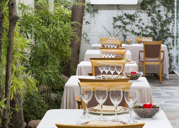 Déjeuner, dîner et souper servis sur place; cuisine méditerranéenne