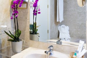 Baignoire relaxante profonde, articles de toilette écologiques