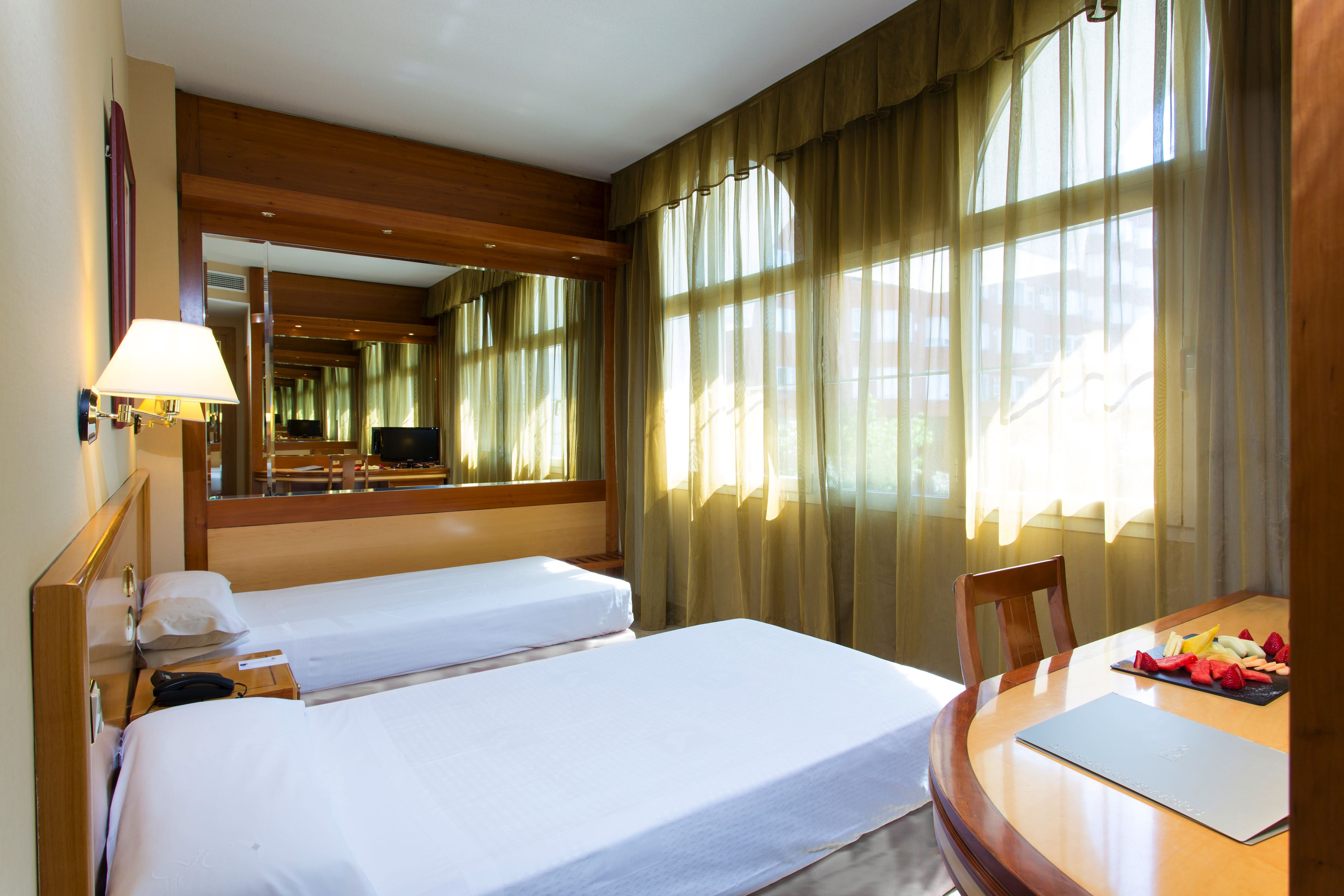 Habitación con 2 camas individuales | Minibar, caja fuerte, escritorio y sistema de insonorización