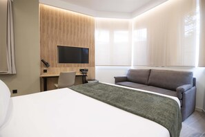 Minibar, caja de seguridad en la habitación y escritorio 
